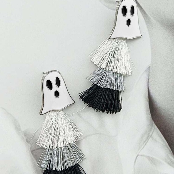 Boo ladies pierced earring, tassel, white, gray black ghost character Halloween - Picture 4 of 5